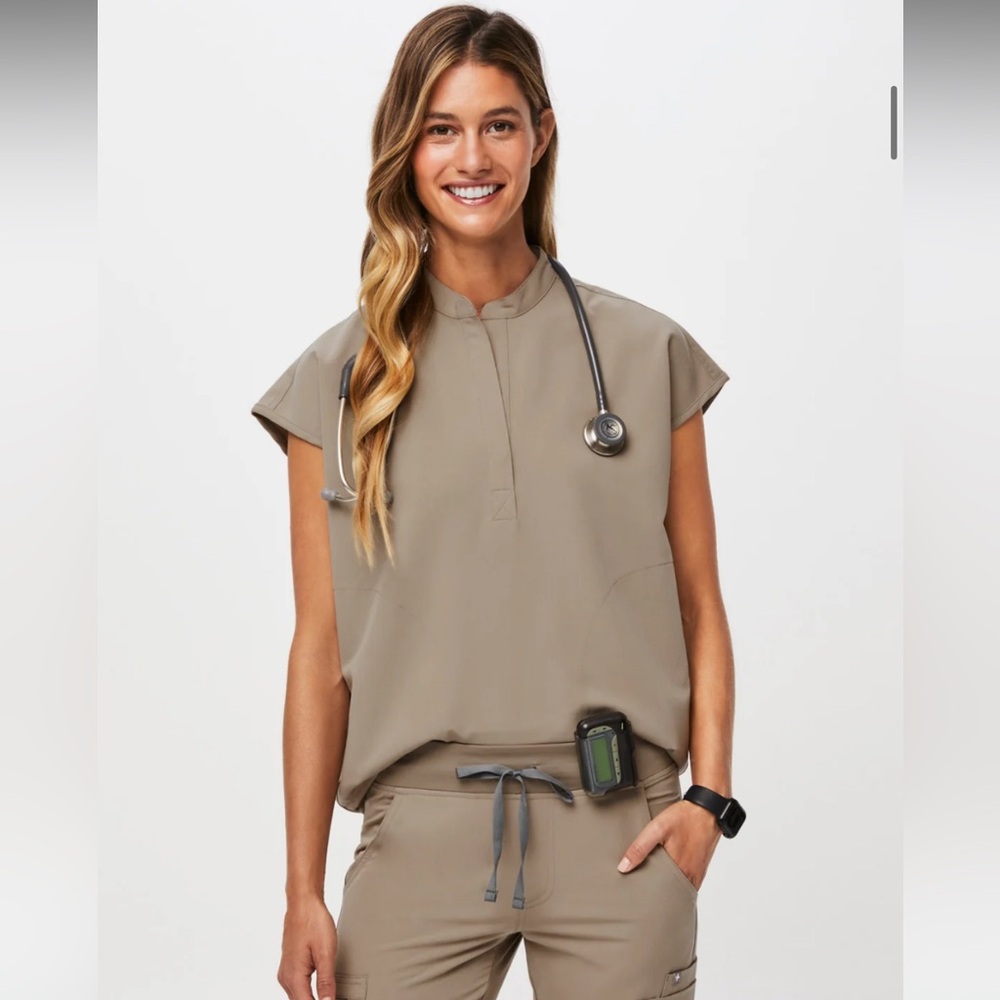 Latte Rafaela- Oversized Scrub Top and jogger scrub pants
XS - top
S - bottom